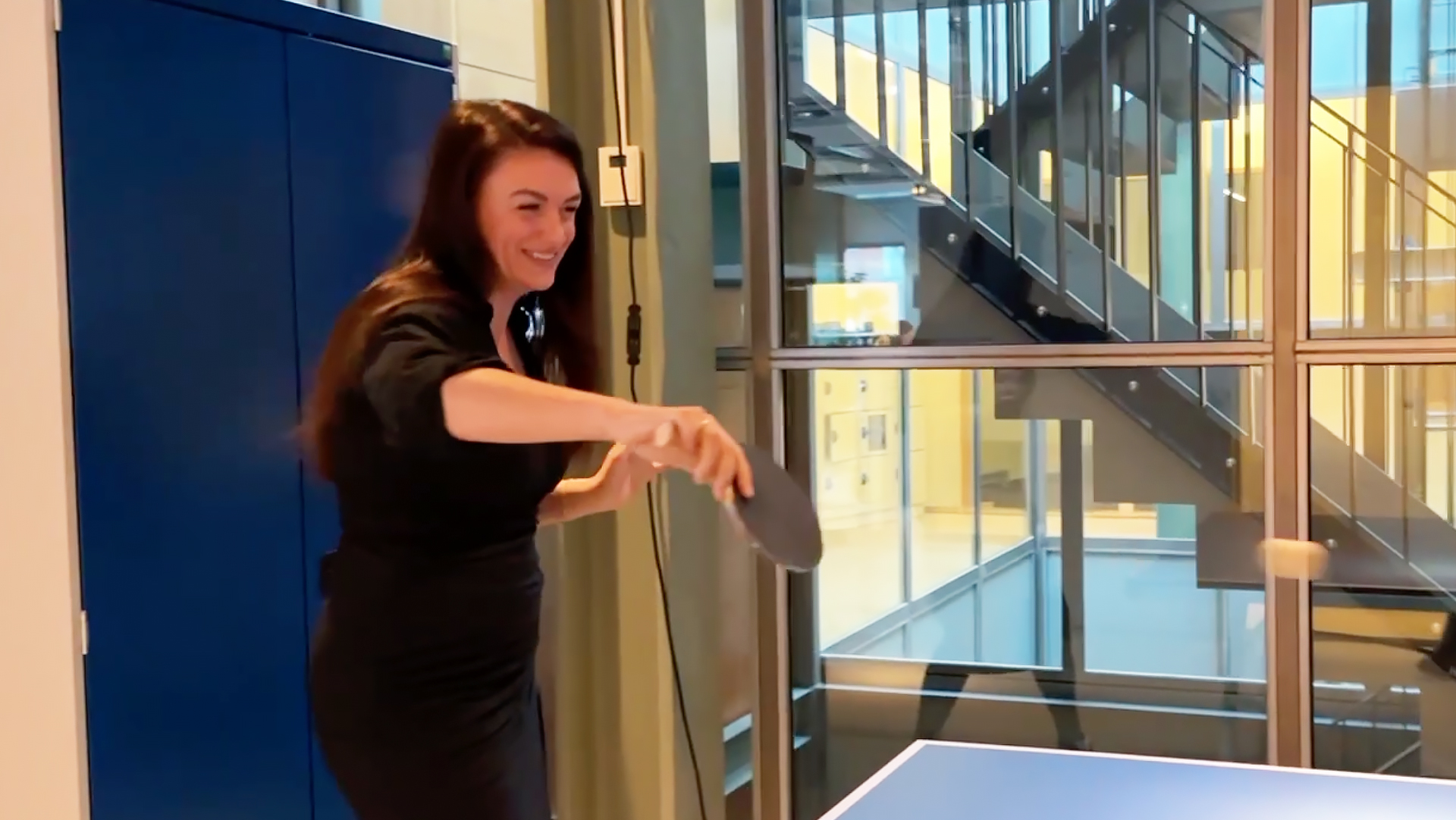 Adina aan het pingpongen