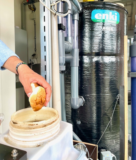 Oud brood gaat in de vergister