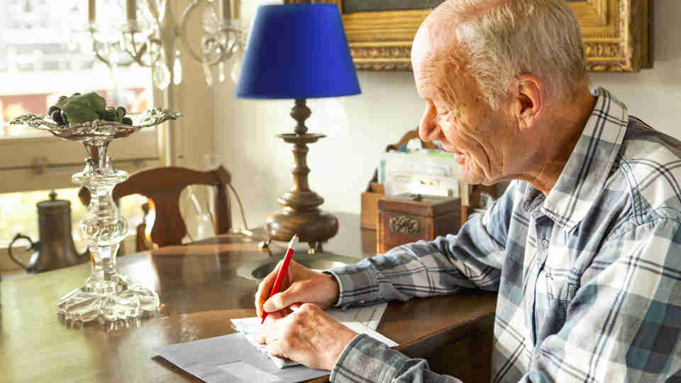 12 Oude Man Schrijft Brief