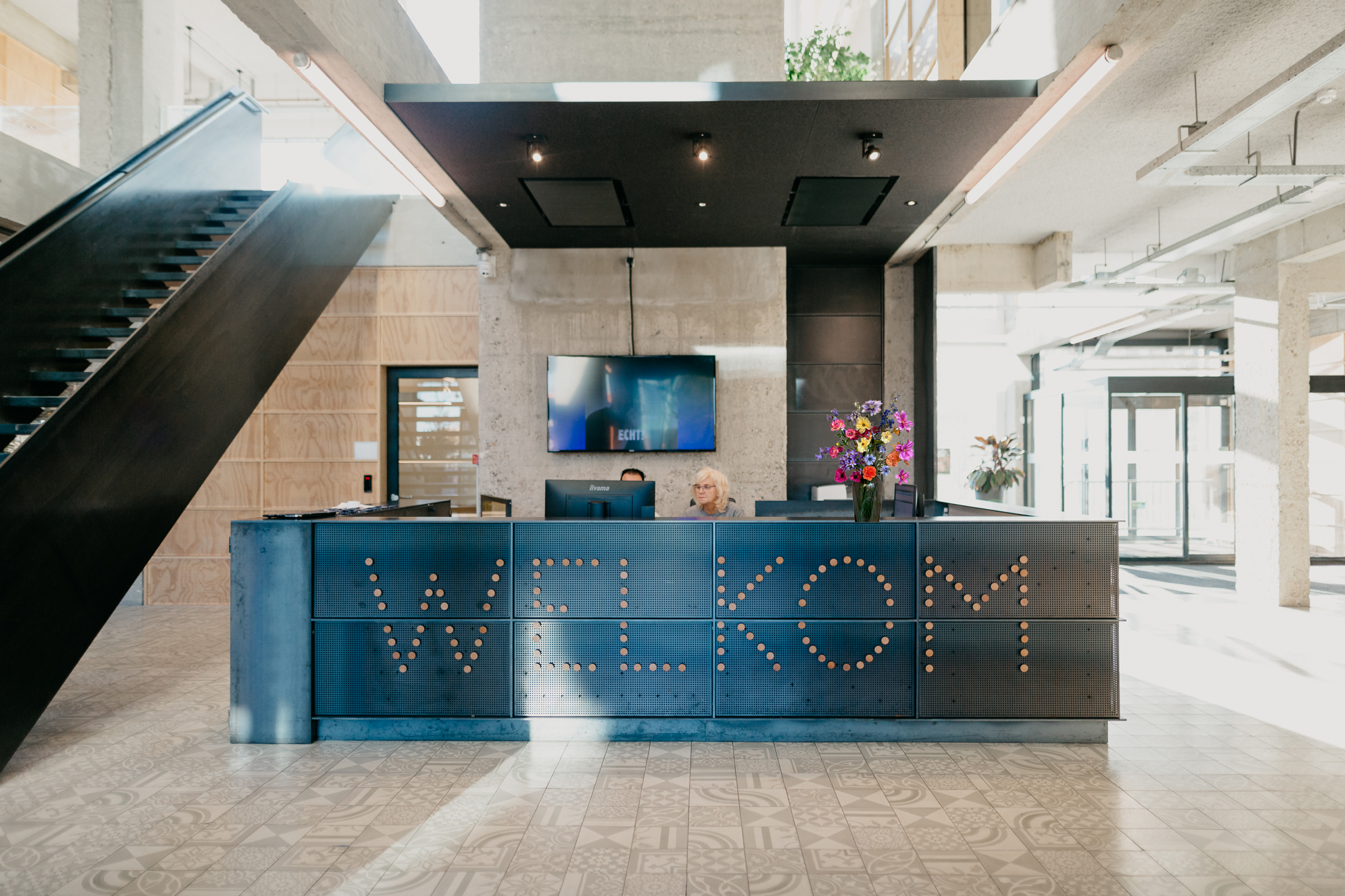 Balie met kunstbloemen