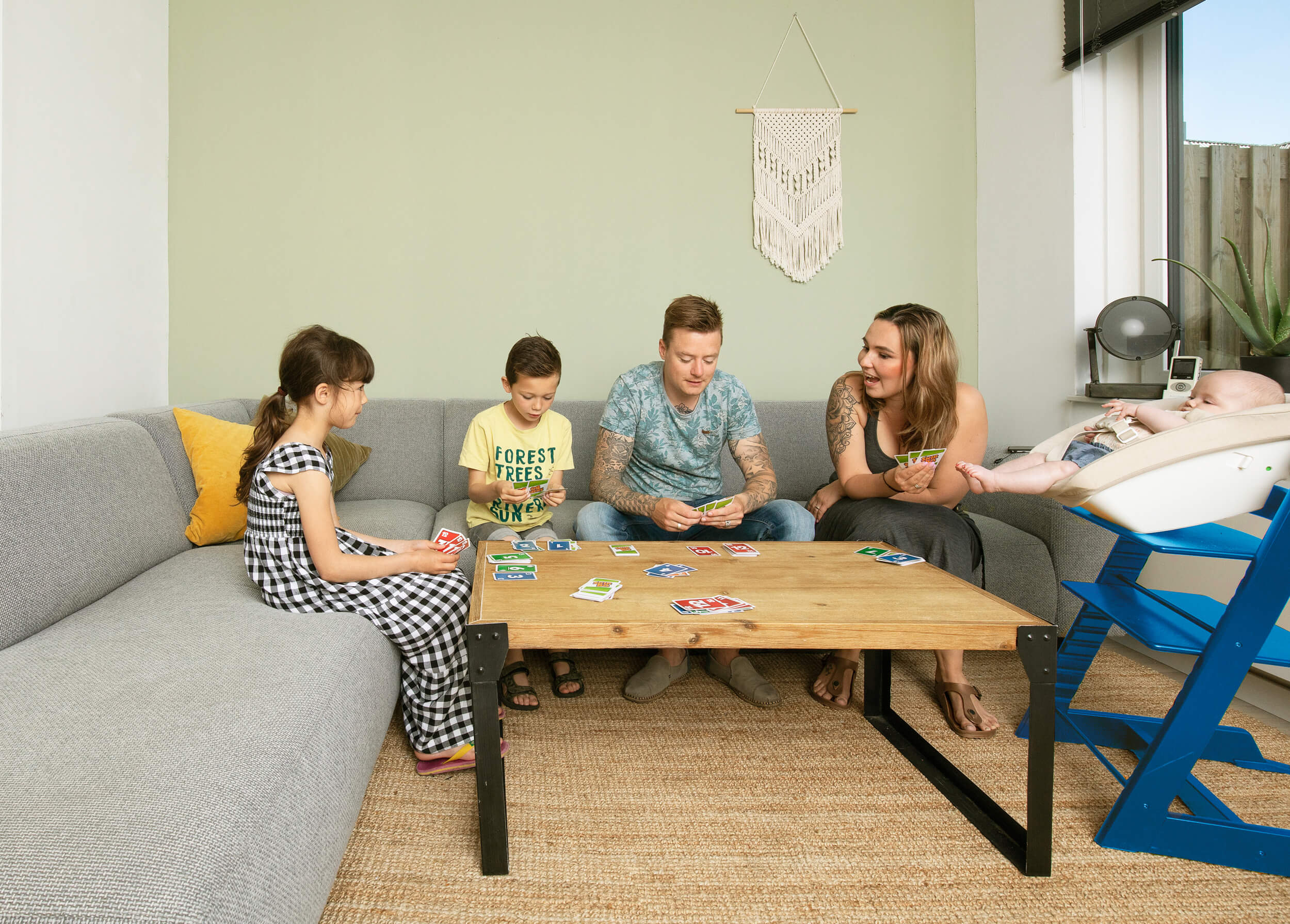 Gezin doet spelletje