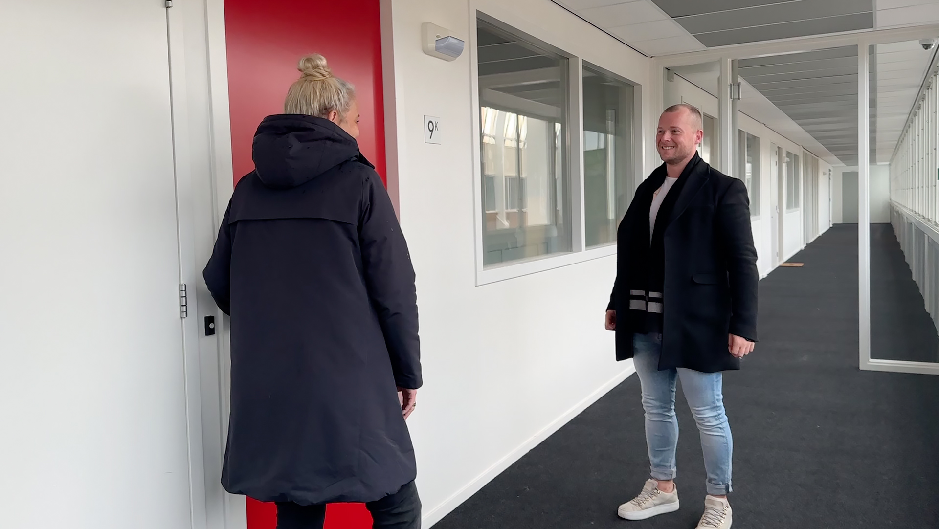 Melvin in gesprek met een bewoner