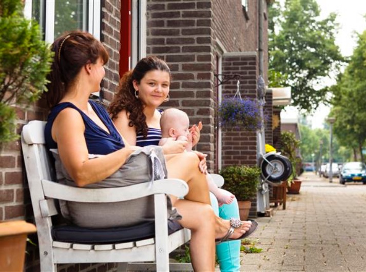 Bijkletsen op het bankje buiten